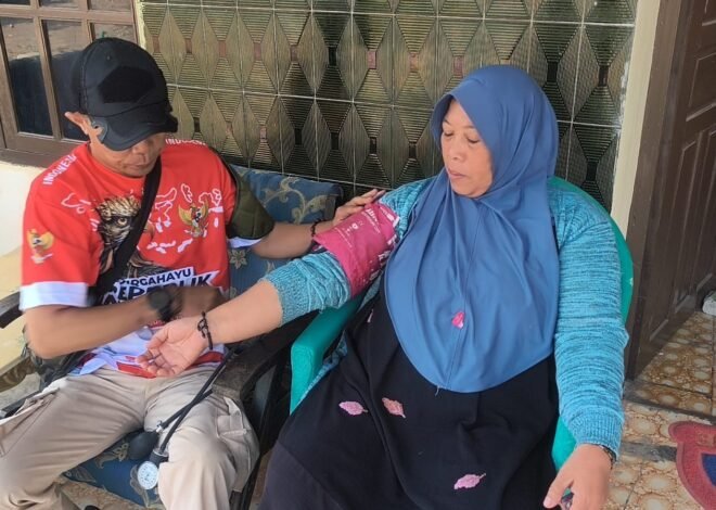 Dekat dengan Rakyat, Tim Kesehatan Satgas TMMD ke-129 Kodim 0620/Kab. Cirebon Datangi Warga Sakit untuk Berikan Pelayanan Kesehatan Langsung