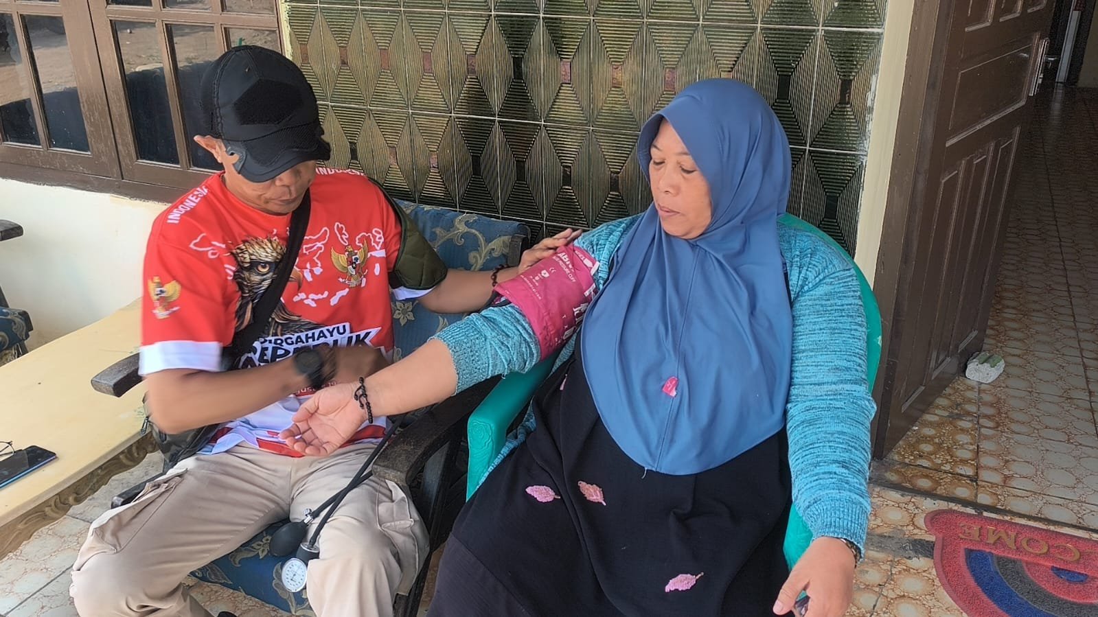 Dekat dengan Rakyat, Tim Kesehatan Satgas TMMD ke-129 Kodim 0620/Kab. Cirebon Datangi Warga Sakit untuk Berikan Pelayanan Kesehatan Langsung