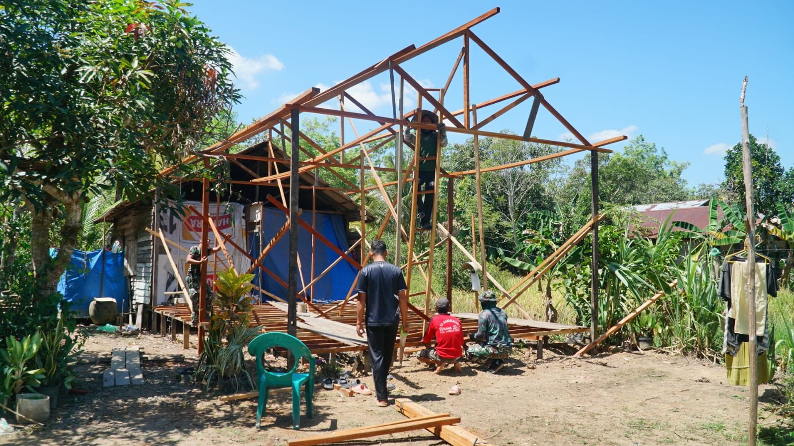 Pemasangan Kerangka RTLH Jadi Tahapan Penting Pembangunan Rumah Warga dalam TMMD Ke-129
