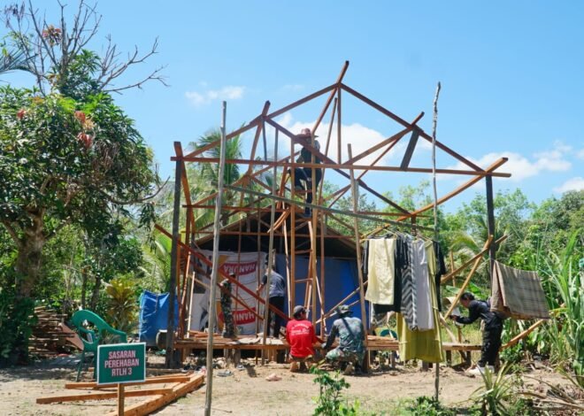 Semangat Kemanunggalan TNI-Rakyat Warnai Pemasangan Kerangka RTLH TMMD Ke-129