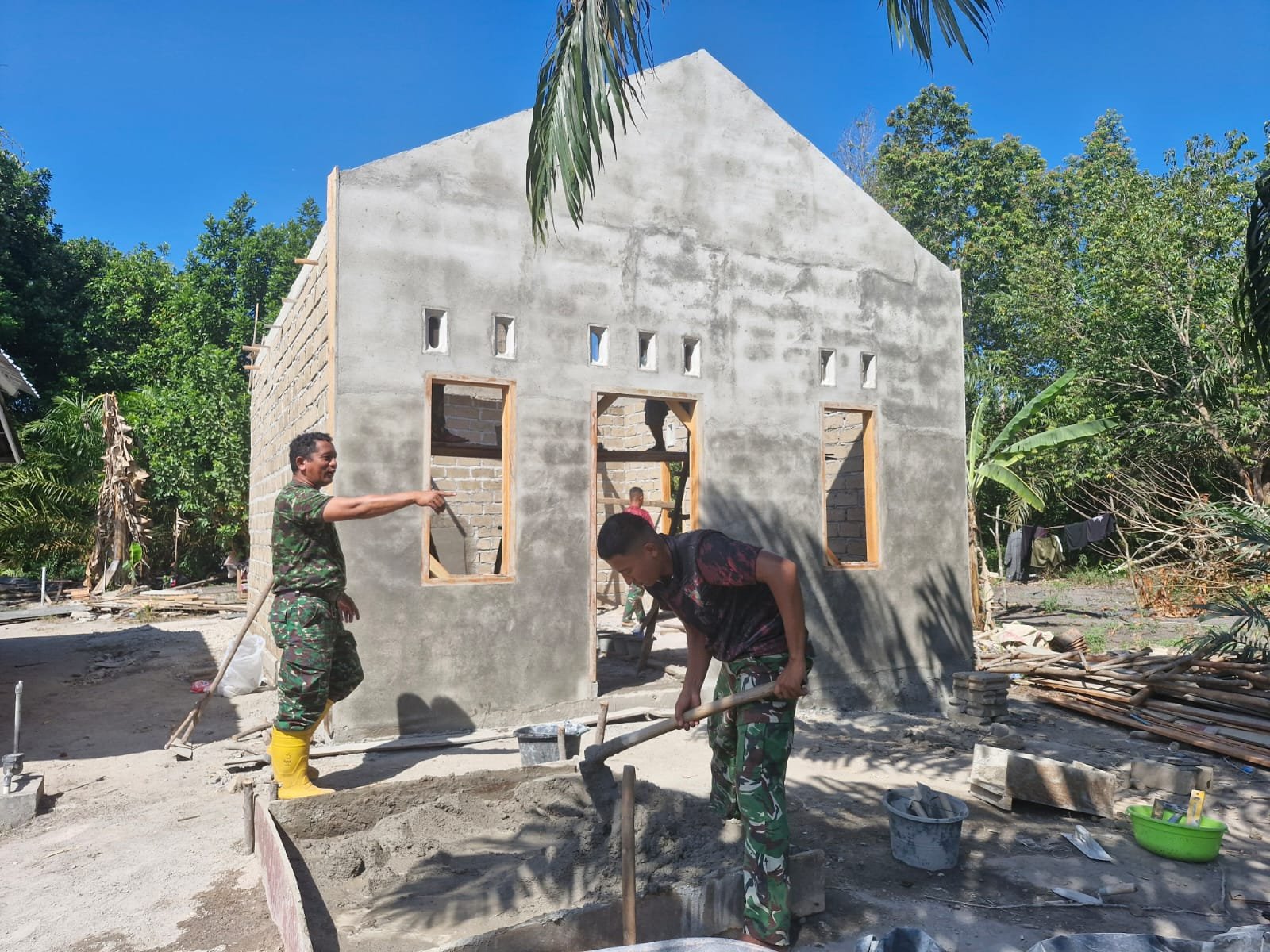 Kolaborasi Satgas TMMD dan Warga Percepat Rehabilitasi Rumah Bapak Ardiansyah