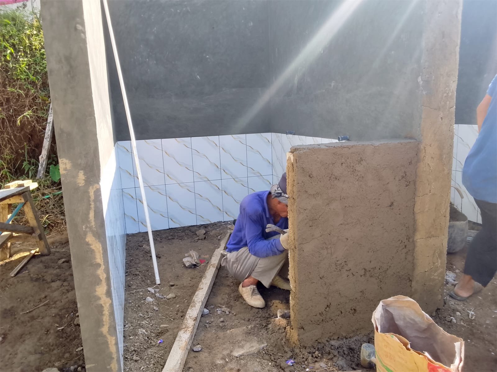 TMMD Ke-129 Kodim 0608/Cianjur Percepat Finishing MCK, Pemasangan Keramik Tingkatkan Standar Kebersihan Sanitasi