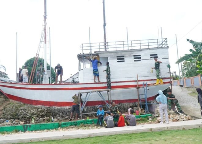 Satgas TMMD Ke-129 Kodim 1311/Morowali Bersama Warga Percantik Miniatur Kapal di Desa Umbele