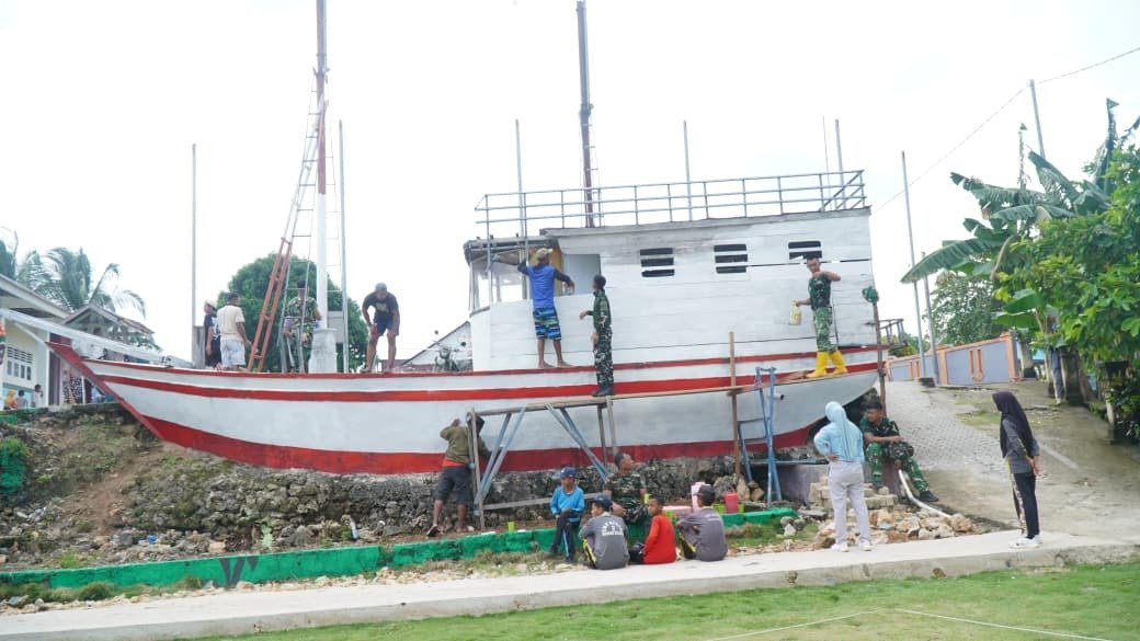 Satgas TMMD Ke-129 Kodim 1311/Morowali Bersama Warga Percantik Miniatur Kapal di Desa Umbele