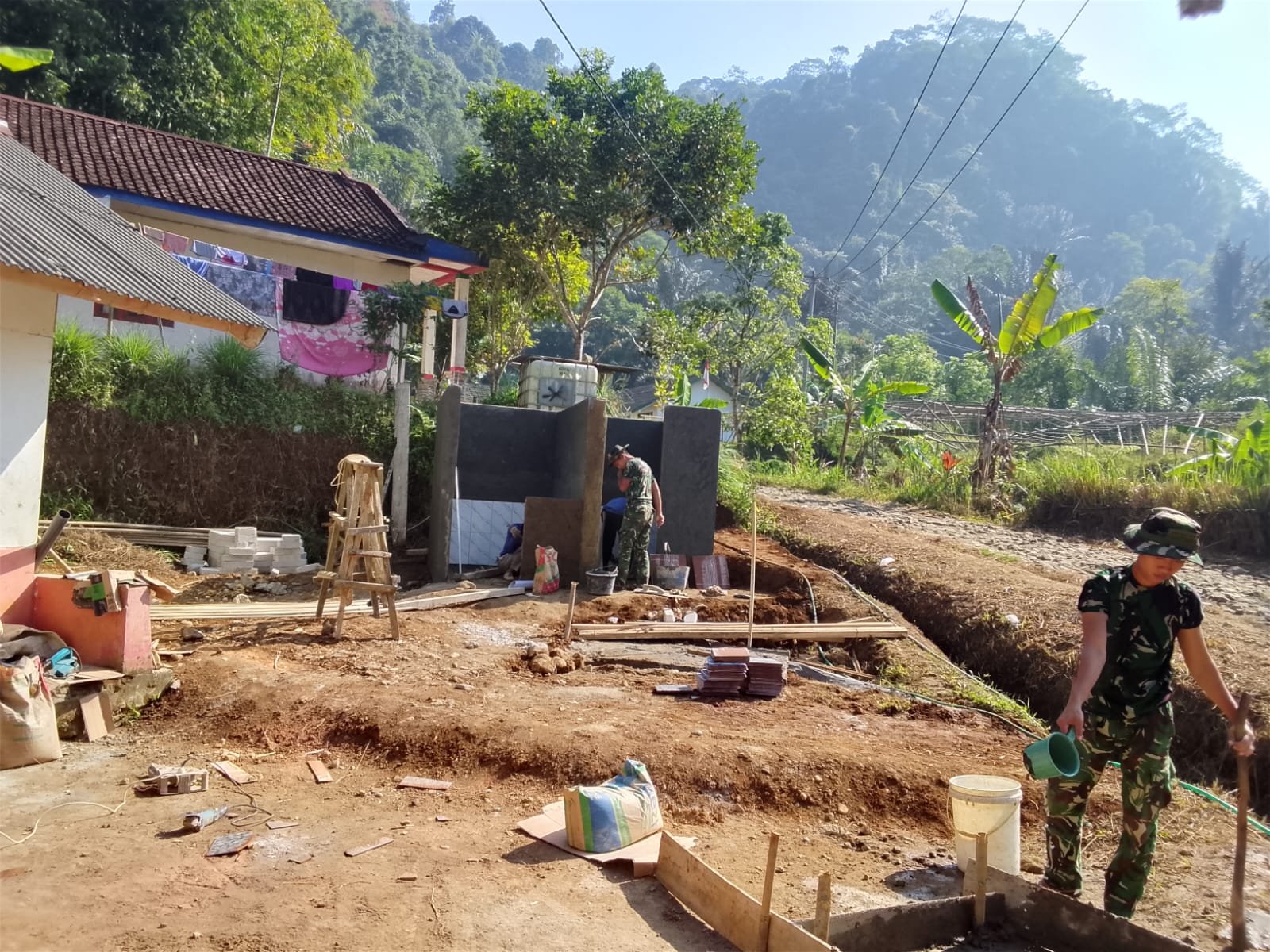 Yon TP 938/Pancasona Maksimalkan Finishing MCK TMMD Ke-129, Warga Segera Nikmati Fasilitas Sanitasi Layak