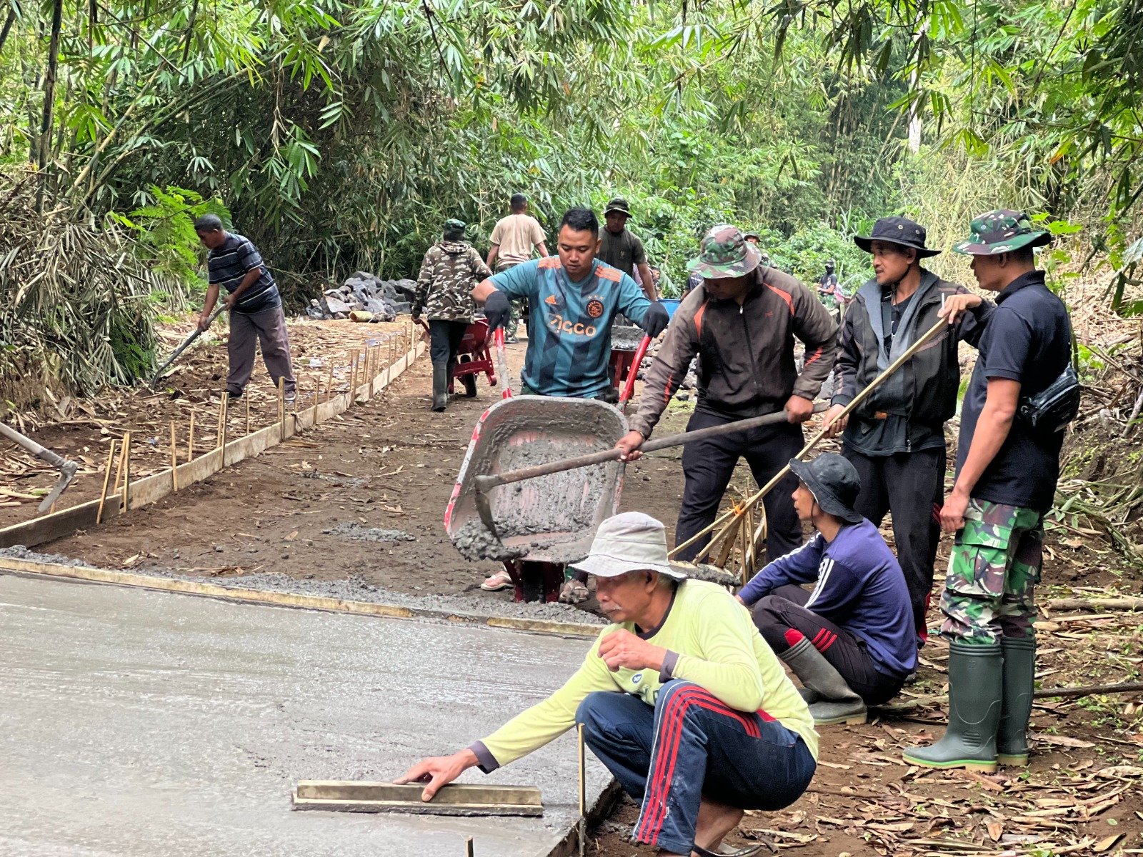 Gotong Royong Jadi Kunci, Progres Rabat Beton TMMD Bangli Tembus 70 Persen