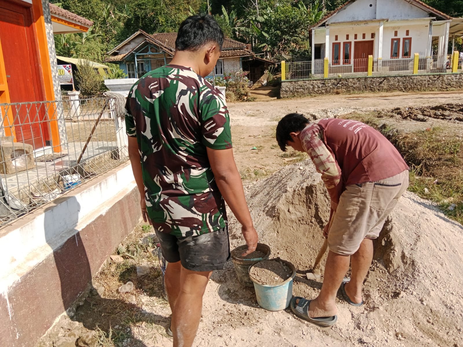 TMMD Ke-129 Kodim 0608/Cianjur Genjot Pemasangan Keramik Rumah Bapak Angga, Tahap Finishing Rutilahu Terus Dikebut