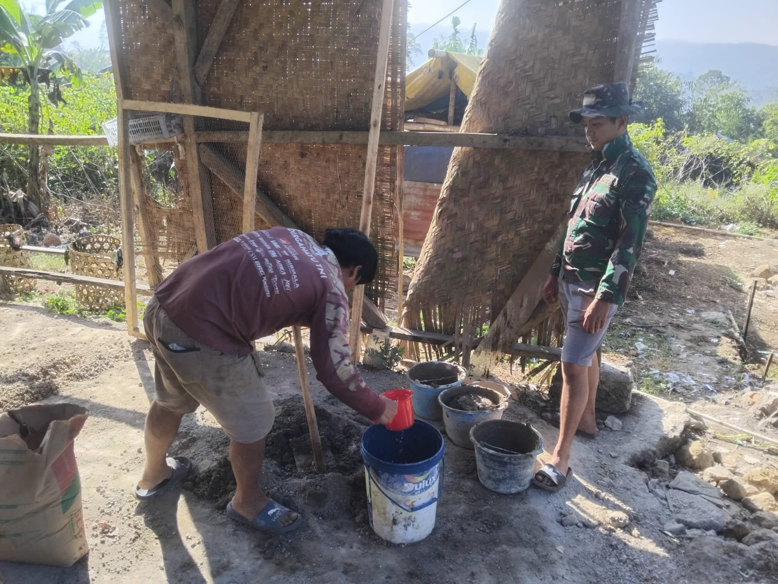 Satgas TMMD Ke-129 Kodim 0608/Cianjur Wujudkan Hunian Higienis, Keramik Rumah Bapak Angga Dipasang Rapi