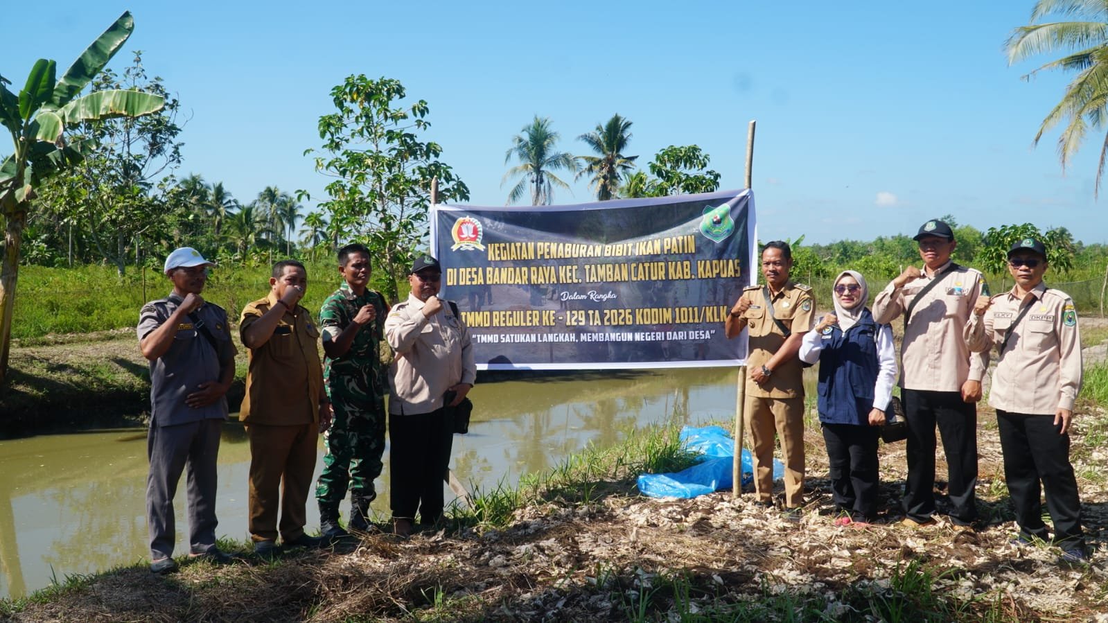 Satgas TMMD dan Warga Gotong Royong Tebar Ribuan Bibit Ikan Patin di Desa Bandar Raya