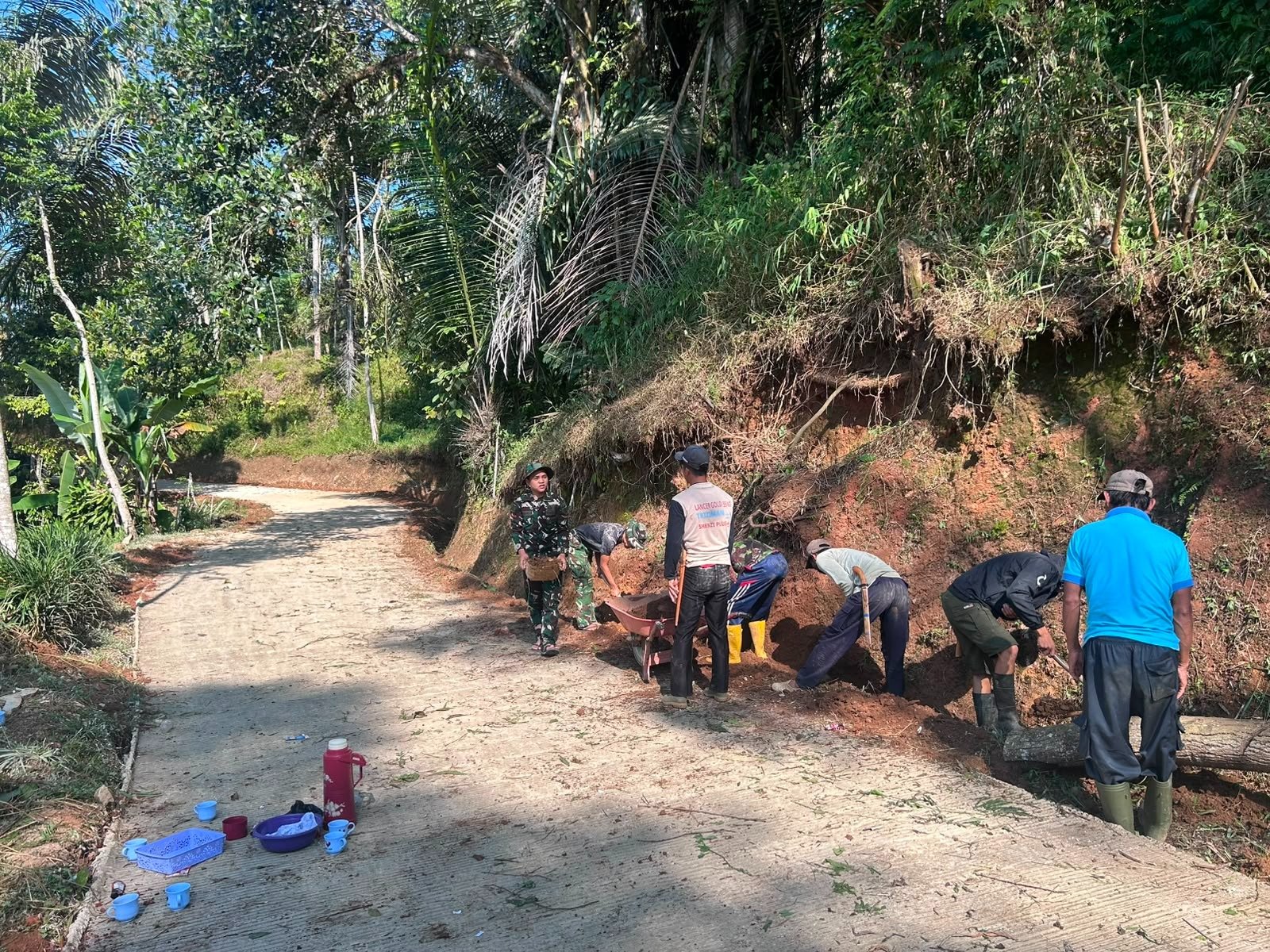 Satgas TMMD Ke-129 Kodim 0608/Cianjur Bergerak Cepat Normalisasi Parit, Jaga Keawetan Jalan Beton