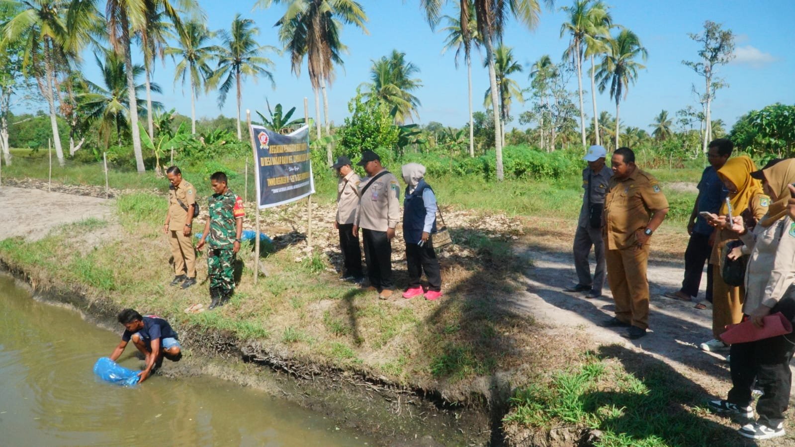 Penebaran 2.000 Bibit Ikan Patin Wujud Nyata TMMD Bangun Desa Berkelanjutan