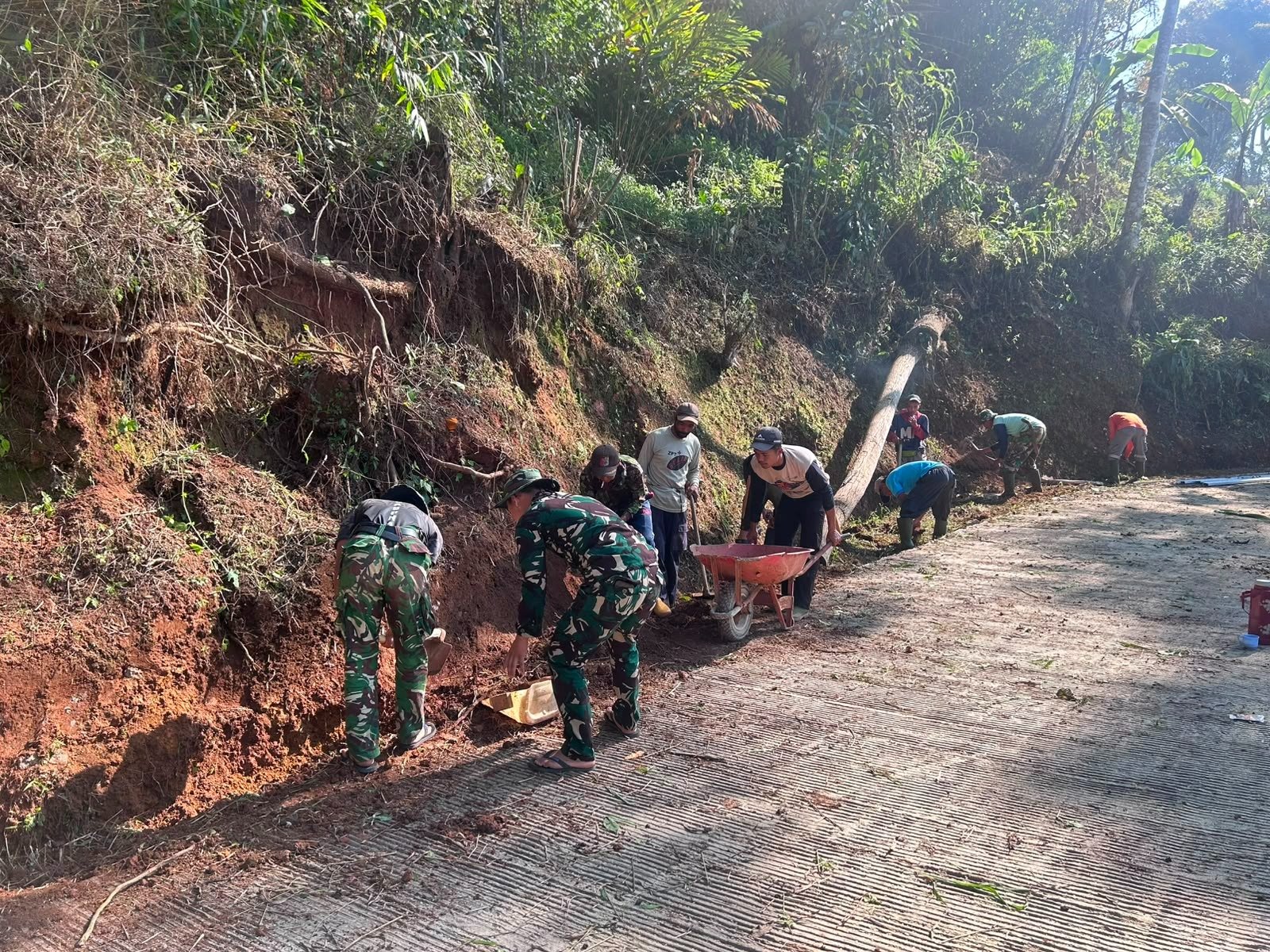 Gotong Royong Satgas TMMD Ke-129 dan Warga Pulihkan Parit Tertutup Longsoran di Desa Mekarmukti