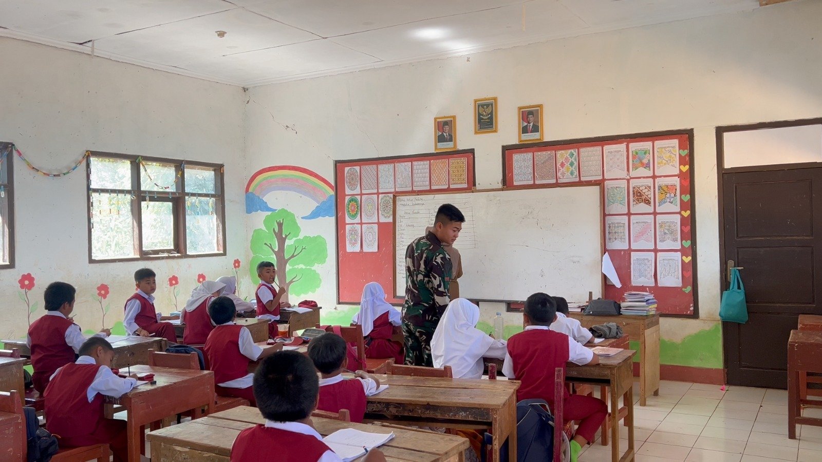 TMMD Ke-129 Kodim 0608/Cianjur Tanamkan Semangat Nasionalisme kepada Pelajar SDN Sindang Kasih