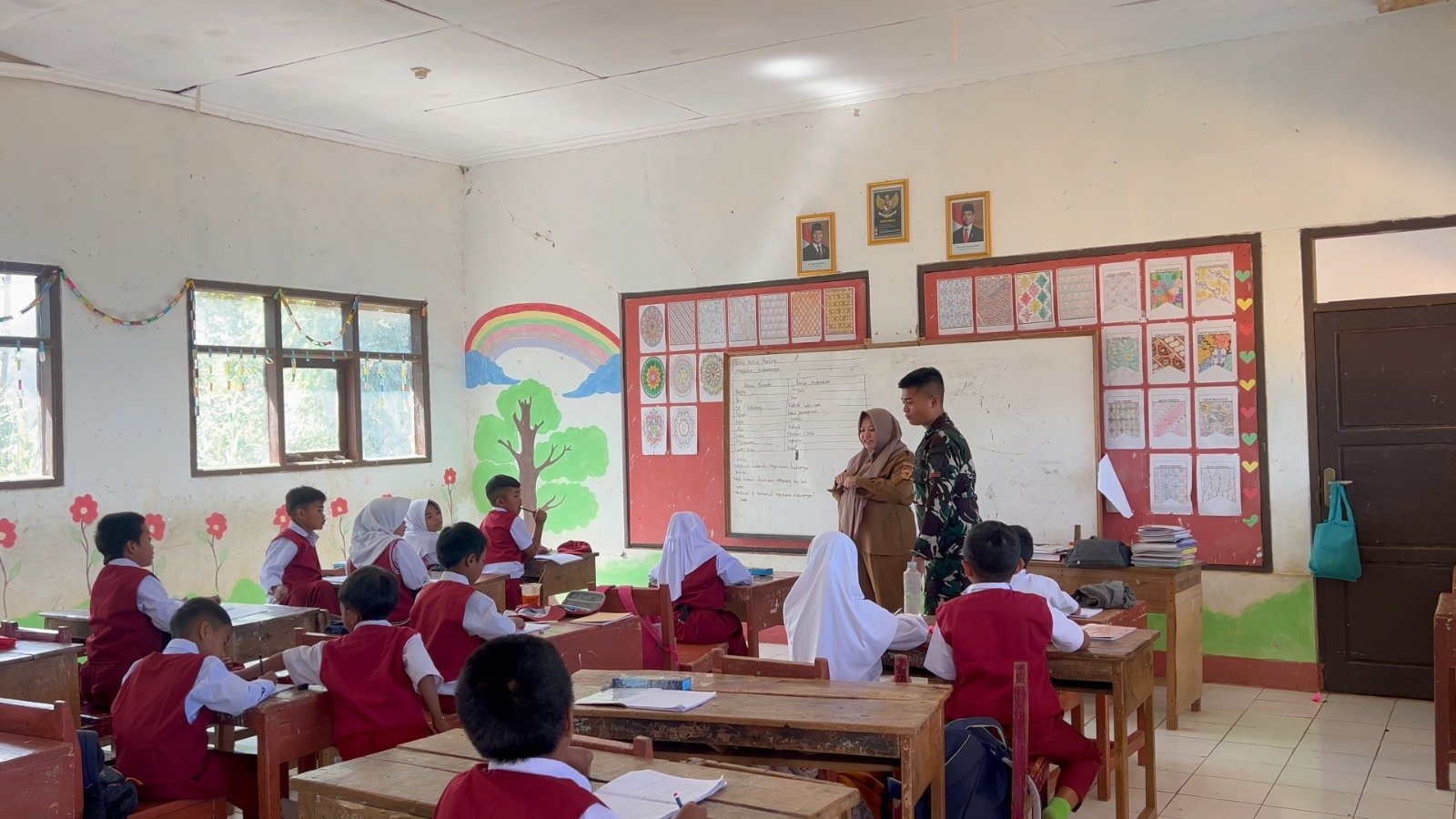 Satgas TMMD Ke-129 Kodim 0608/Cianjur Bekali Siswa SDN Sindang Kasih Nilai Persatuan dan Cinta Tanah Air