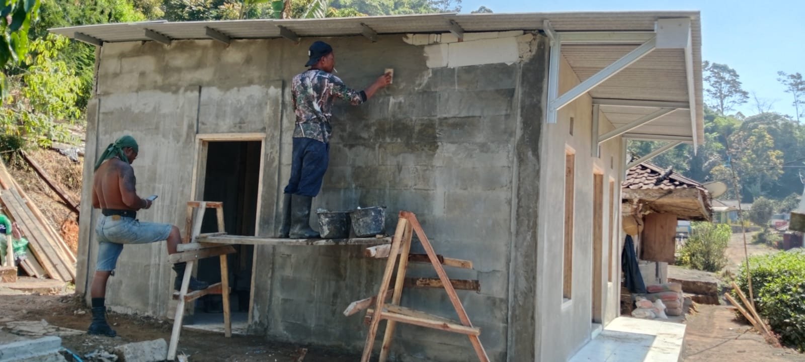Satgas TMMD Ke-129 Kodim 0608/Cianjur Rampungkan Instalasi Listrik Rumah Bapak Burhanudin, Rutilahu Kian Layak Huni