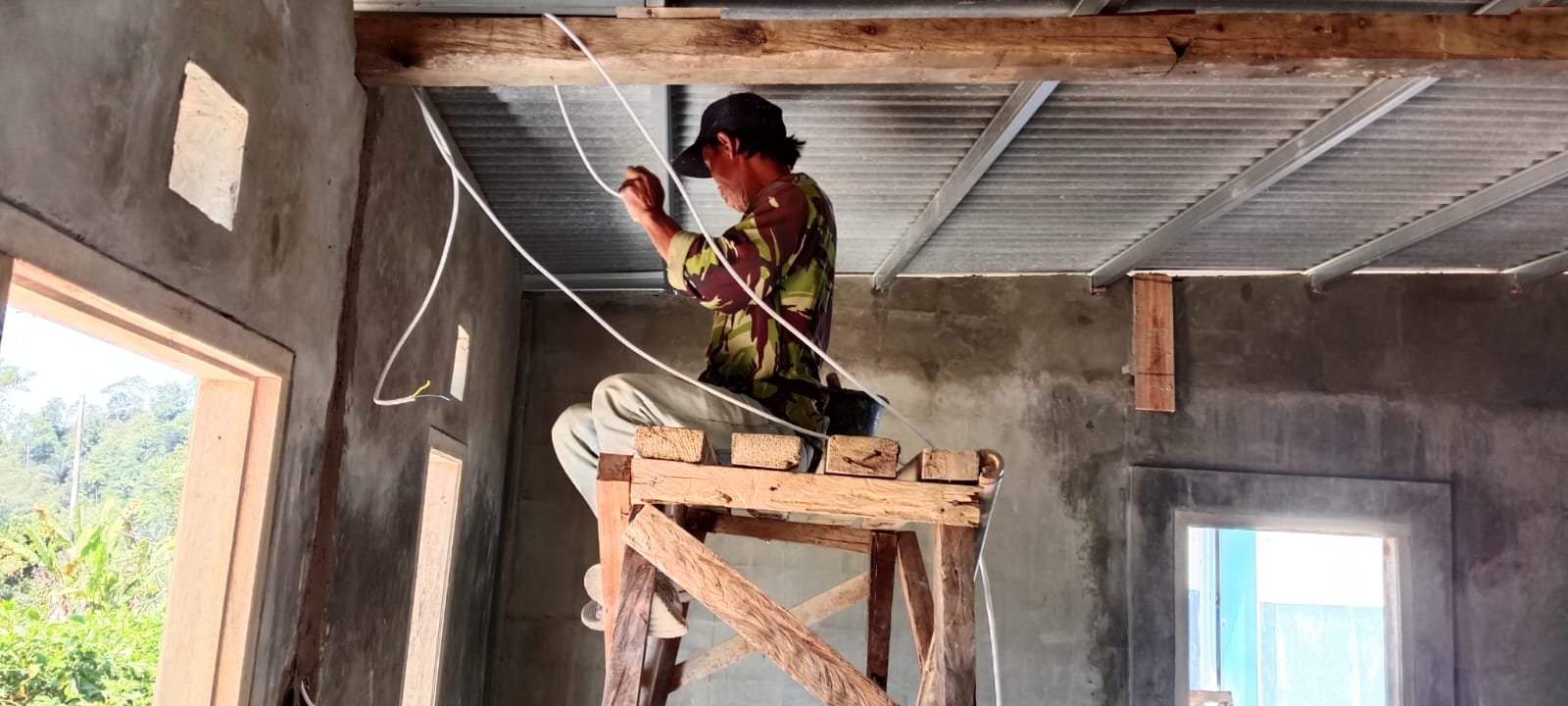 Pengacian Dinding Rumah Bapak Burhanudin Dikebut Satgas TMMD Ke-129 Kodim 0608/Cianjur