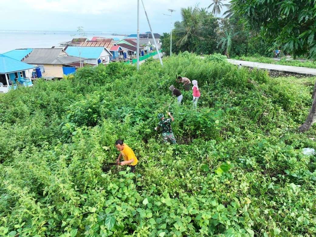 Satgas TMMD Ke-129 Kodim 1311/Morowali Bersama Masyarakat Gelar Kerja Bakti di Puskesmas Umbele