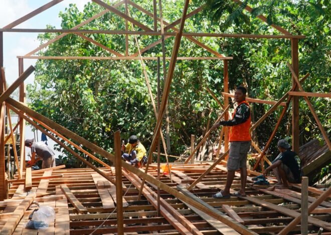 Pemasangan Kerangka RTLH Sasaran 4 Wujud Komitmen Satgas TMMD Tingkatkan Kualitas Hunian Warga