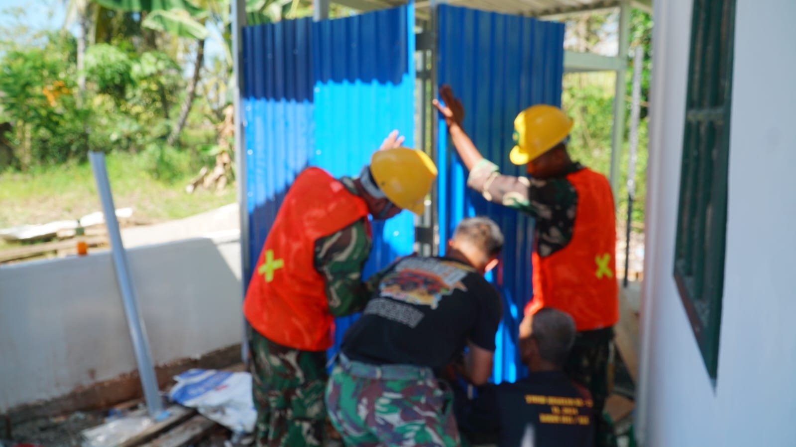 Gotong Royong Satgas TMMD dan Warga Percepat Pembangunan Dinding MCK di Bandar Raya