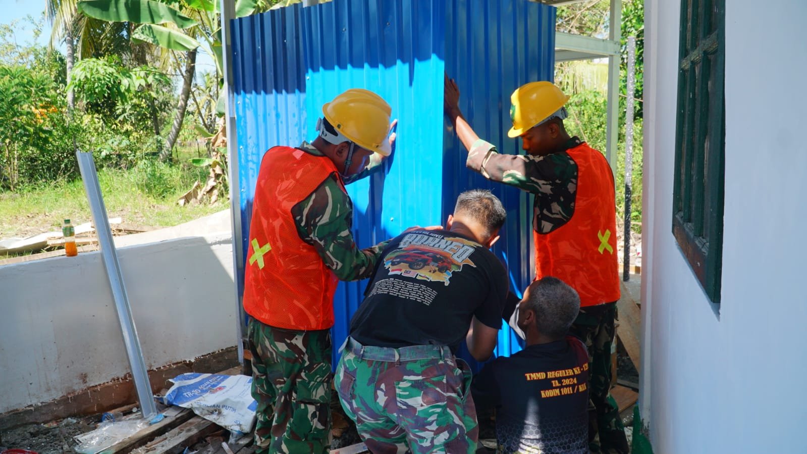 Pemasangan Dinding MCK Tandai Kemajuan Sasaran Fisik TMMD Ke-129 di Desa Bandar Raya