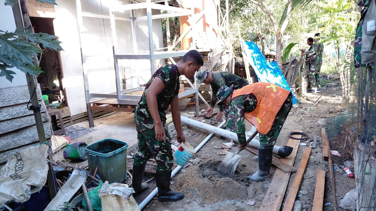 Kolaborasi TNI dan Masyarakat Terwujud dalam Pembangunan MCK di Desa Bandar Raya