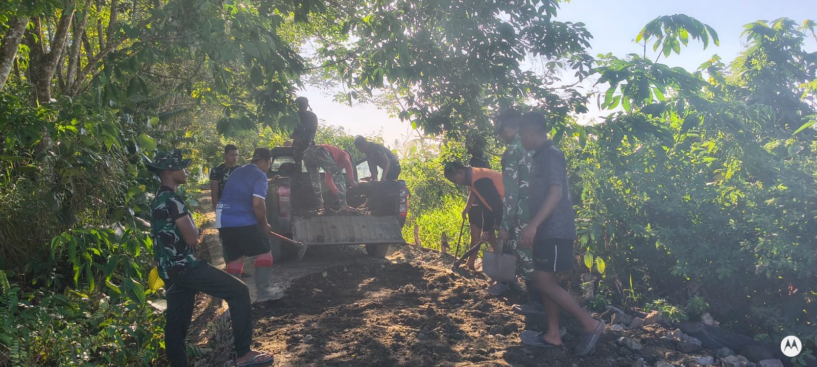 Gotong Royong Satgas TMMD dan Warga Jadi Kunci Sukses Penimbunan Jalan Desa Bandar Raya