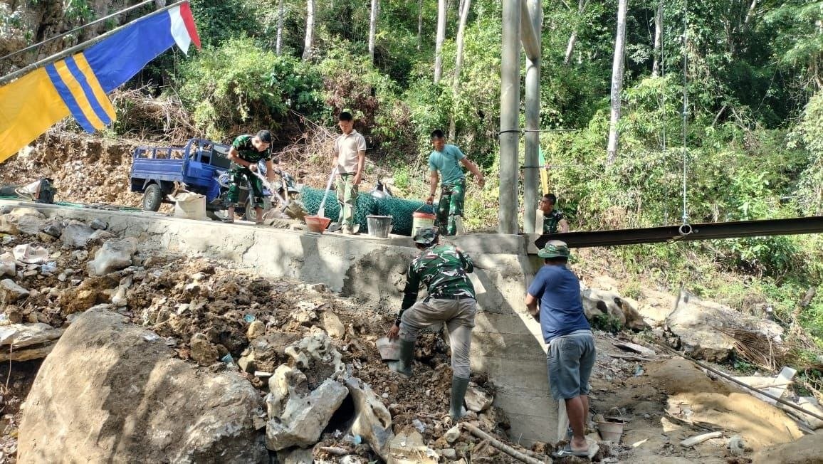 Satgas TMMD ke-129 Kodim 1407/Bone Lanjutkan Plesteran Pondasi Jembatan Gantung Penghubung Dua Dusun