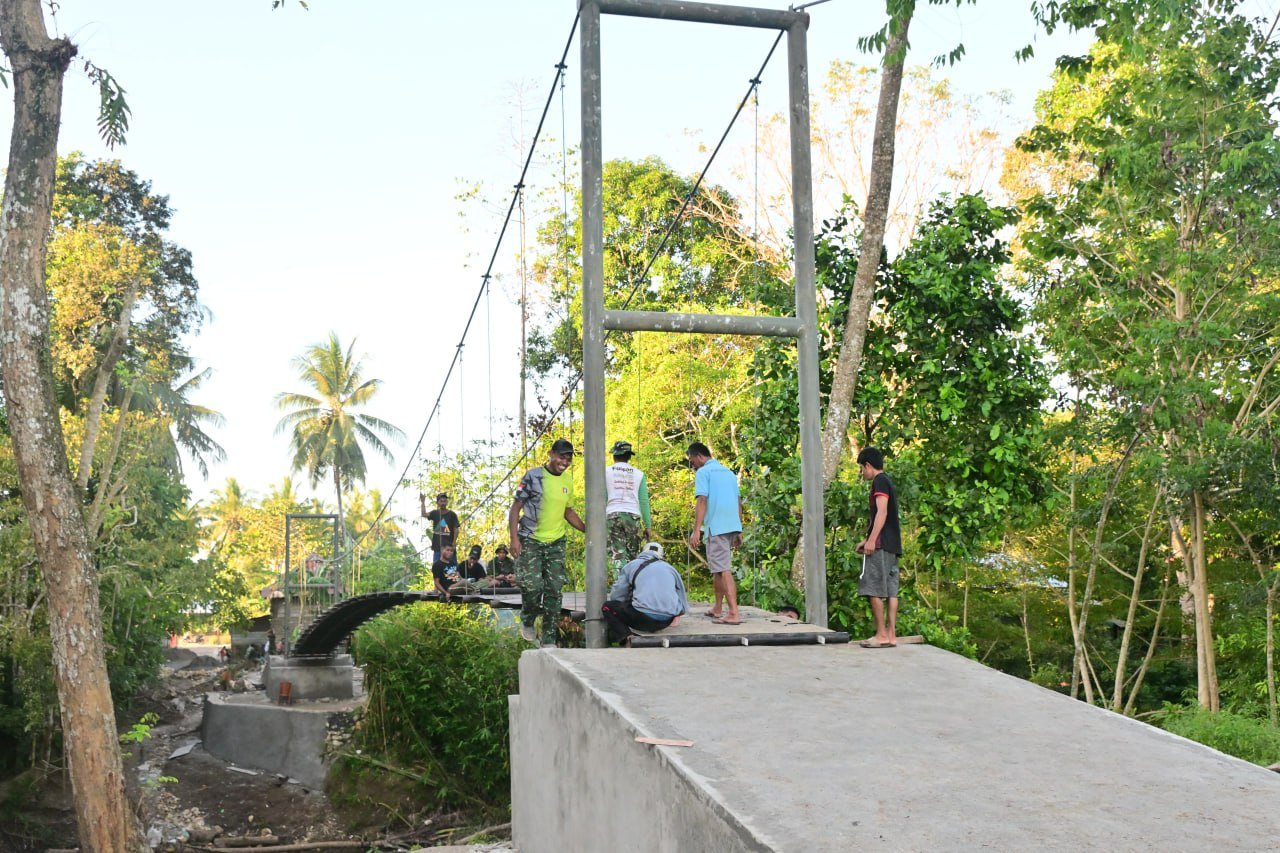 Kapten Inf Usman Dampingi Satgas TMMD ke-129 Kodim 1407/Bone Benahi Pembangunan Jembatan Gantung