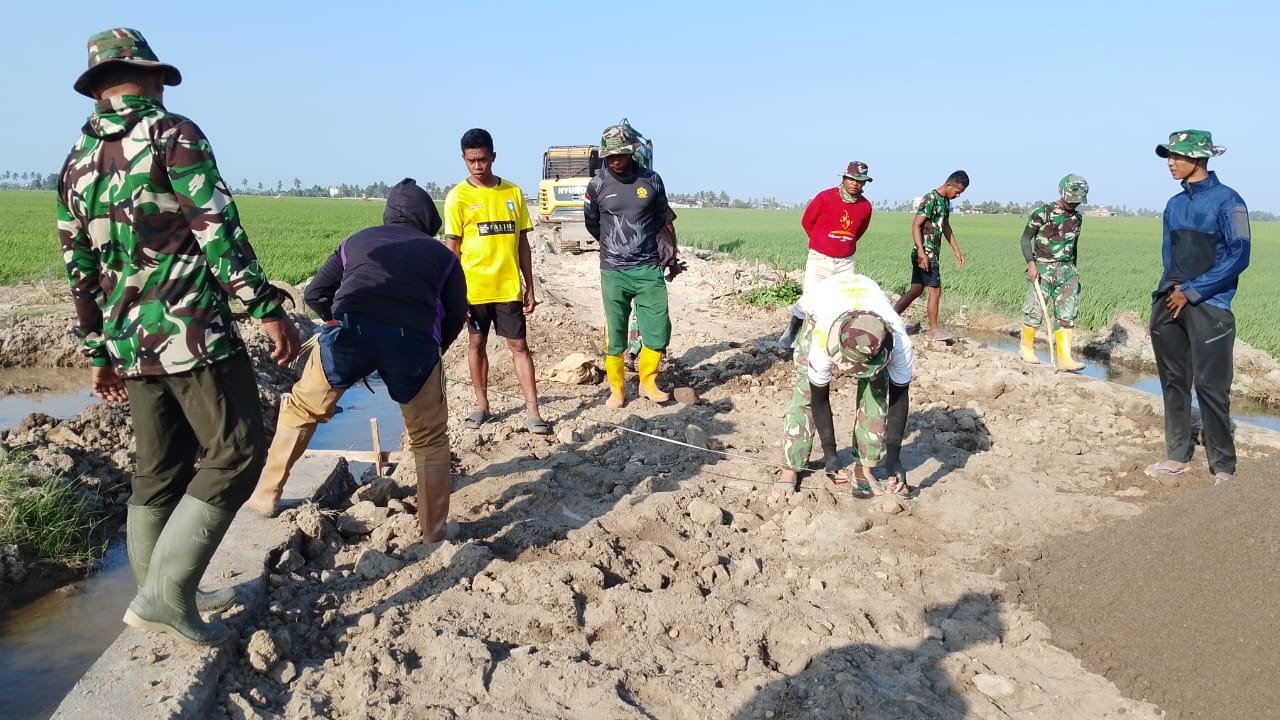 Panorama Sawah Menghijau Bangkitkan Optimisme Satgas TMMD Ke-129 Kodim 1404/Pinrang Kejar Penyelesaian Sasaran di Desa Tanratuo