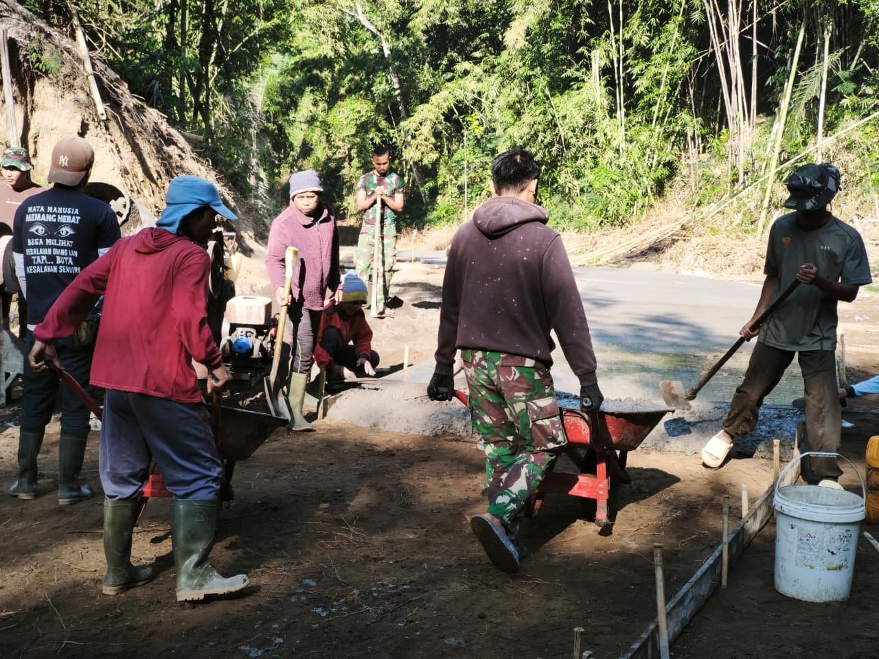 Kebersamaan Satgas TMMD dan Warga Warnai Pengecoran Jalan di Desa Sekardadi
