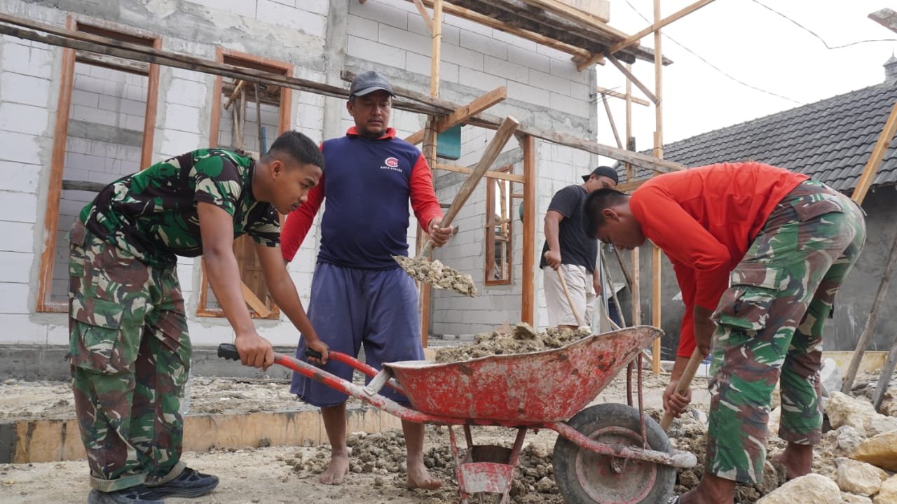 Gotong royong tanpa batas: satgas TMMD ke 129 kodim urug pondasi teras Rumah pak Bayu