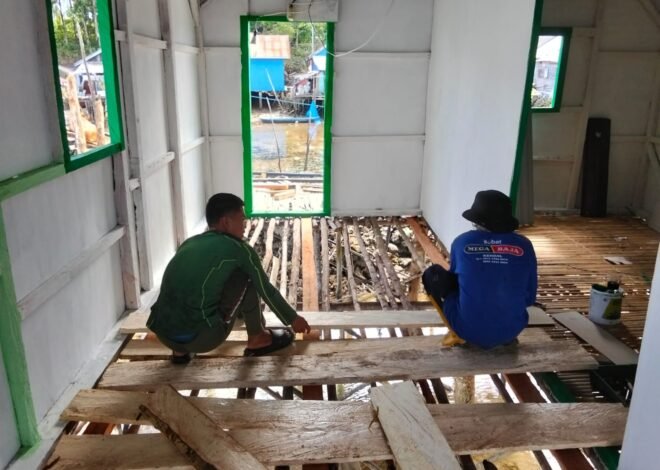 Satgas TMMD Bersama Masyarakat Pasang Gelagar Lantai RTLH Milik Bapak Nardianto