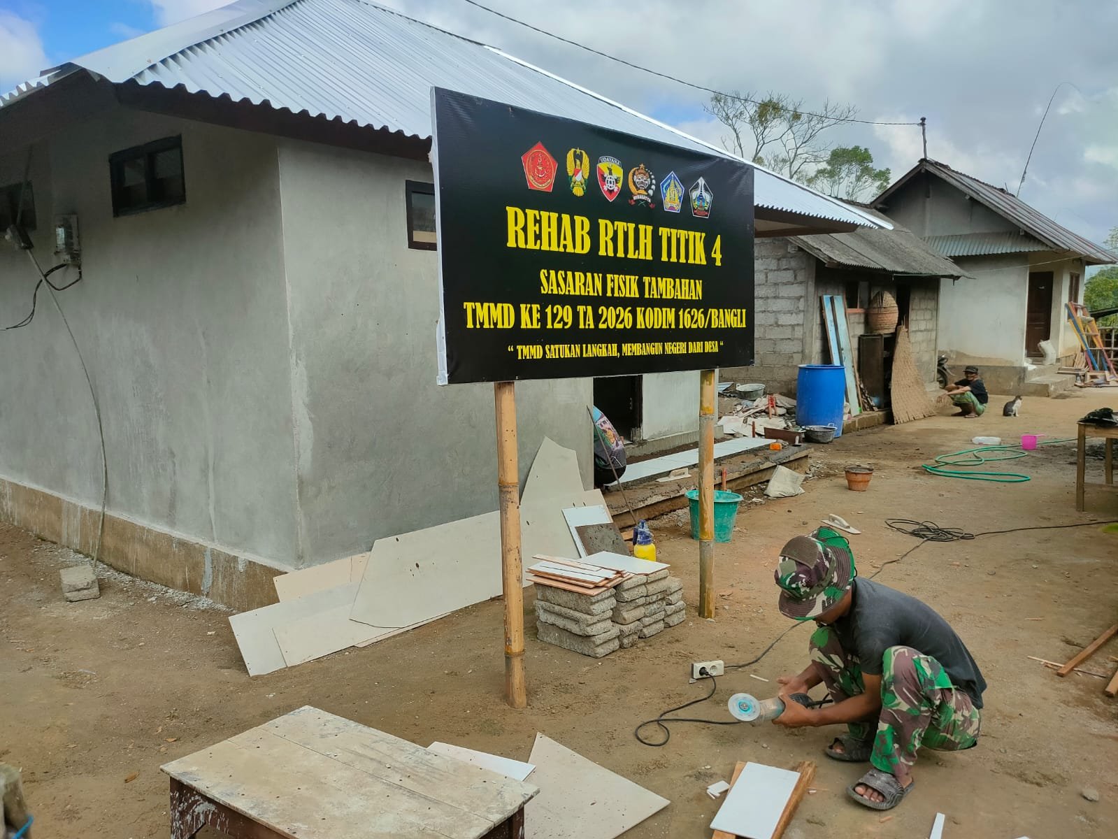 Satgas TMMD Ke-129 Kodim 1626/Bangli Pasang Keramik RTLH Ni Nengah Madri, Finishing Rehab Kian Maksimal
