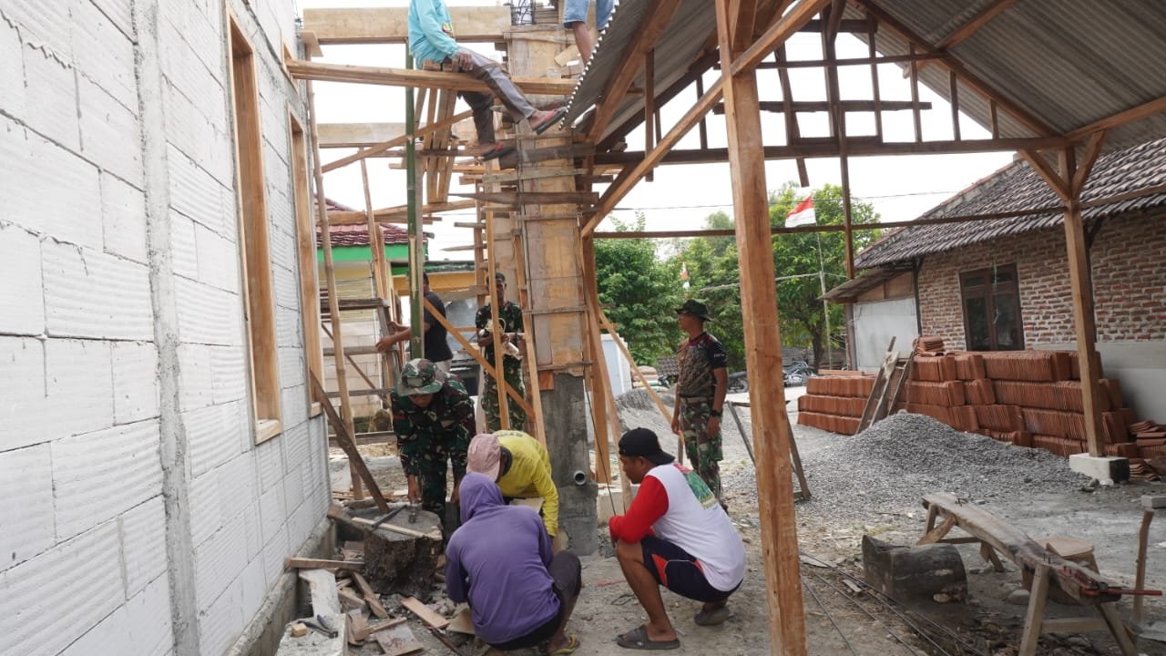 Menyatu dalam Keringat dan Harapan: Satgas TMMD ke-129 dan Warga Gotong Royong Pengecoran Tiang RTLH ​