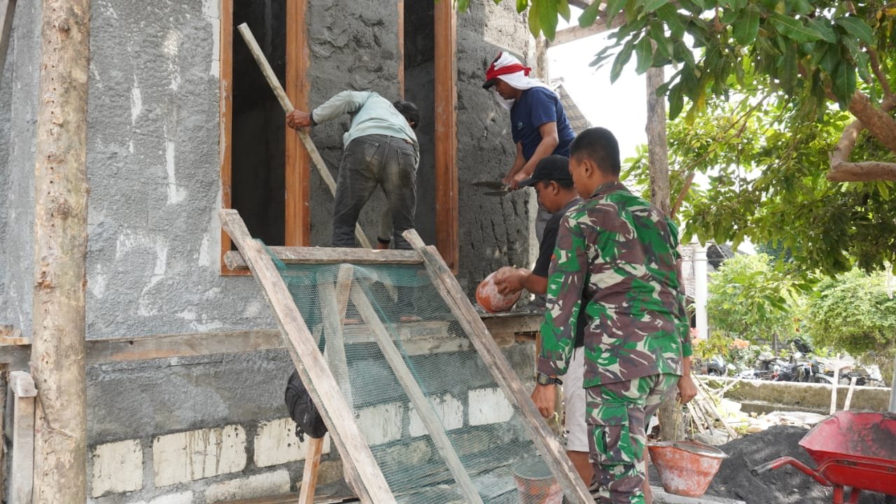 ​Bahu-Membahu Menyapu Peluh: Satgas TMMD ke-129 Estafet Adonan Semen Demi Wujudkan Impian Rumah Layak di Desa Tlemang