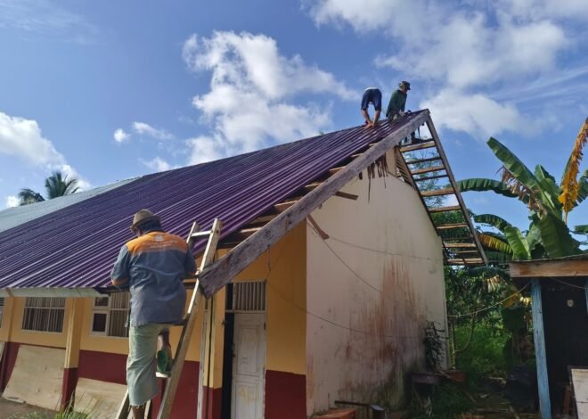 Terik Matahari Tak Surutkan Semangat Satgas TMMD Pasang Atap SMP Negeri 2 Bungku Selatan
