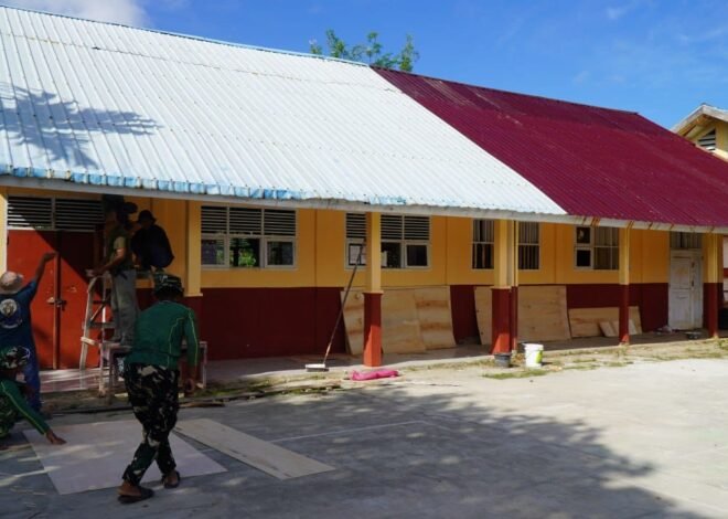 Satgas TMMD Lanjutkan Pemasangan Atap SMP Negeri 2 Bungku Selatan