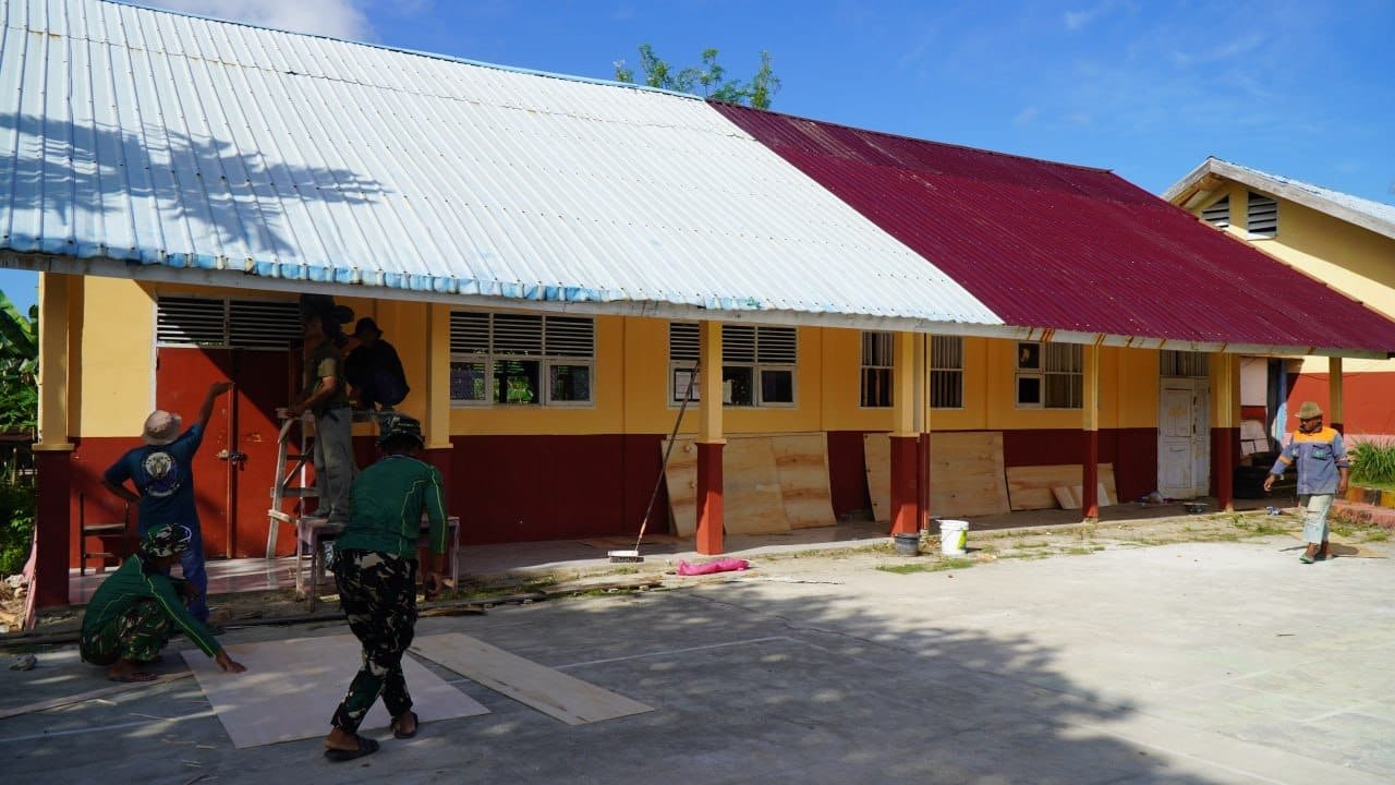 Satgas TMMD Lanjutkan Pemasangan Atap SMP Negeri 2 Bungku Selatan