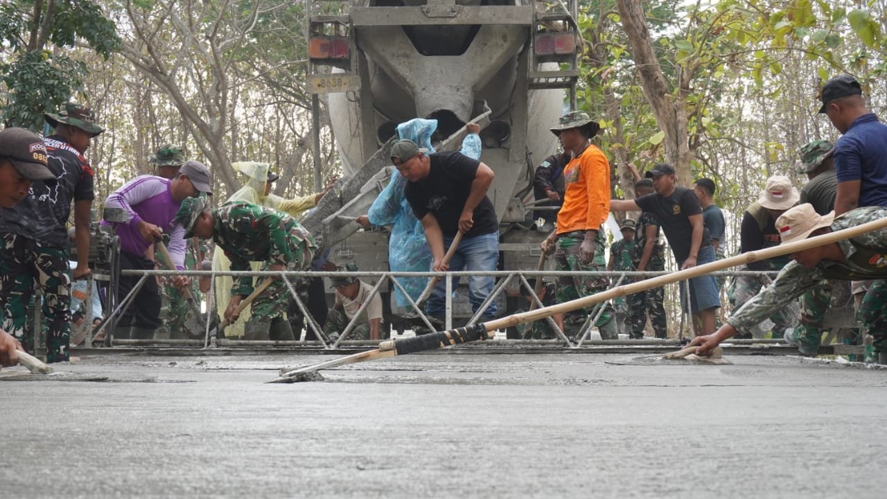 ​Jejak Loreng di Tanah Ngimbang: Ketika Keringat Prajurit dan Rakyat Lamongan Melebur Menjemput Masa Depan Desa Tlemang