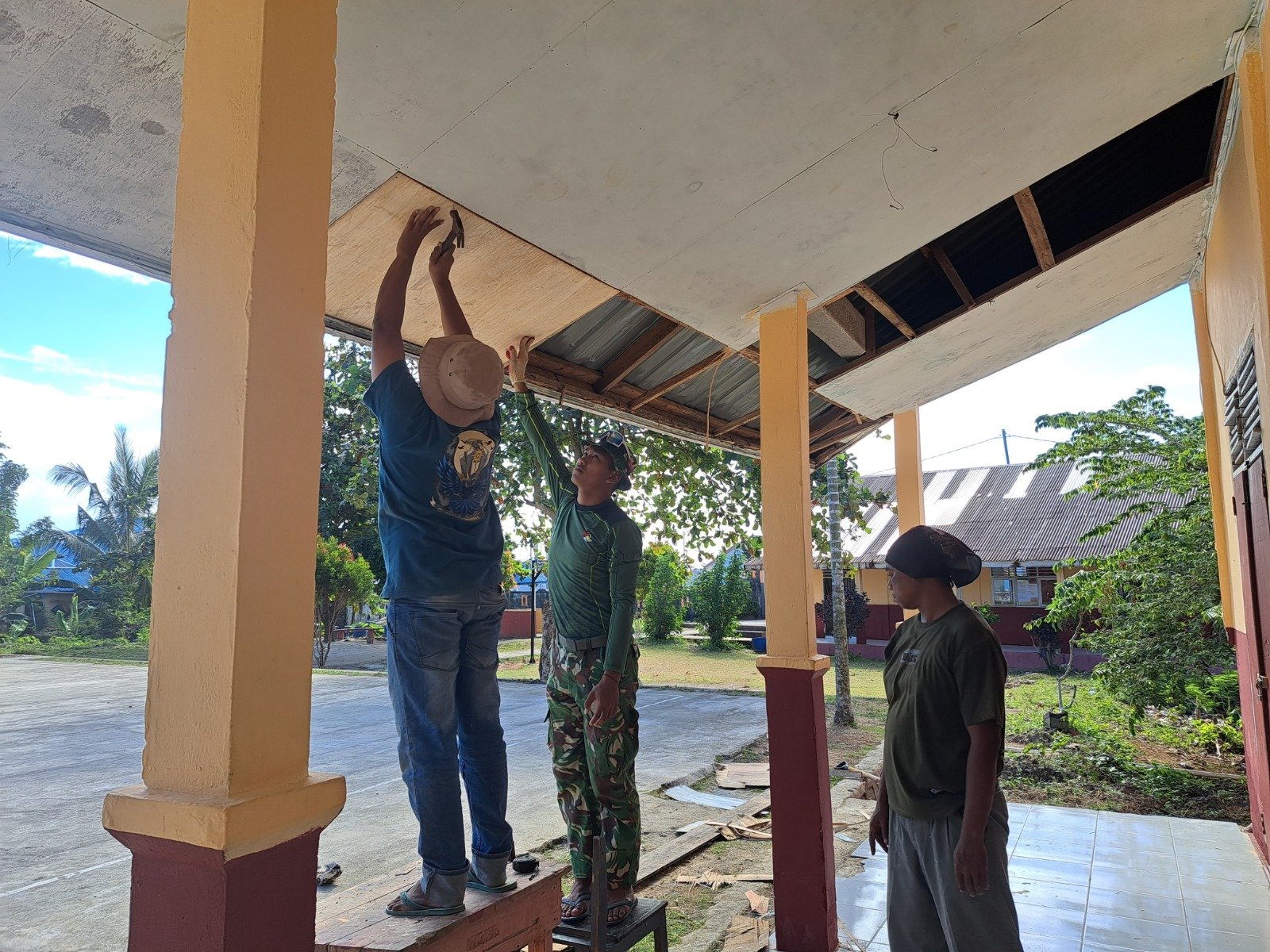 Masyarakat Bersinergi dengan Satgas TMMD Renovasi Plafon di SMP Negeri 2