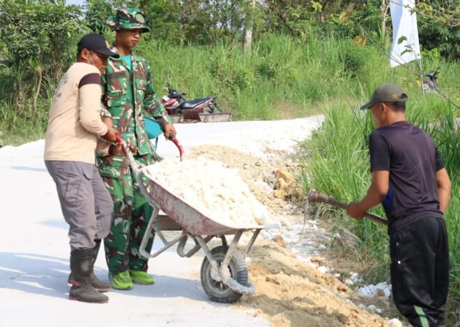Bahu-Membahu Sempurnakan Akses Desa, Kekompakan Satgas TMMD 129 dan Warga Tlemang Uruk Bahu Jalan Gunakan Arko dan Padel