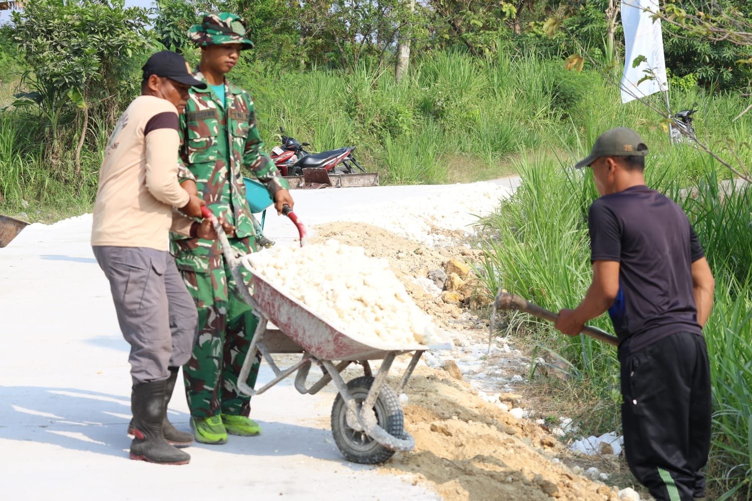 Bahu-Membahu Sempurnakan Akses Desa, Kekompakan Satgas TMMD 129 dan Warga Tlemang Uruk Bahu Jalan Gunakan Arko dan Padel