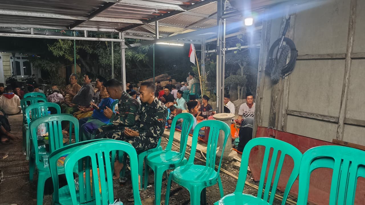 Menjalin Kedekatan dengan Warga, Anggota Satgas TMMD ke-129 Kodim 0620/Kab. Cirebon Ikuti Tahlil Almarhumah sebagai Wujud Sinergi dan Kebersamaan