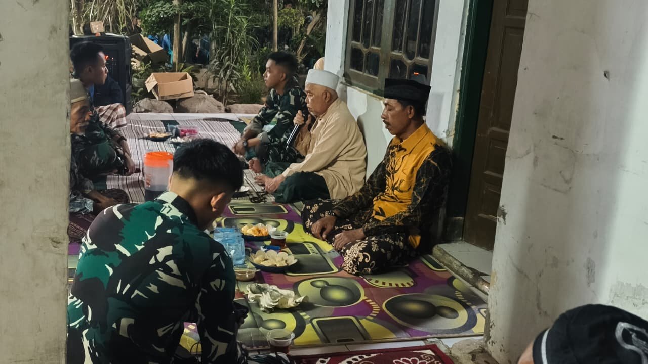 Kebersamaan dalam Duka, Satgas TMMD ke-129 Kodim 0620/Kab. Cirebon Hadiri Tahlil Almarhumah Ibu Sukari untuk Pererat Silaturahmi dengan Masyarakat