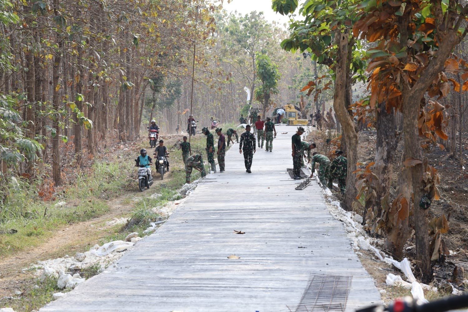 Awali Hari dengan Semangat dan Senyuman, Keseruan Pagi Satgas TMMD 129 Pasang Bekisting Jalan Hingga Tegur Sapa Warga Tlemang
