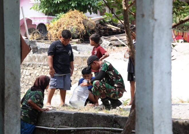 Tawa Ceria di Tepi Desa, Keseruan Sertu Aston dan Anak-Anak Tlemang intip Ikan Tangkapan di Galon Air