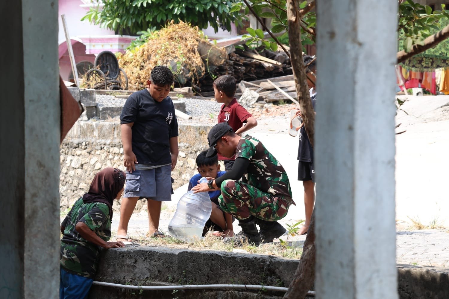 Tawa Ceria di Tepi Desa, Keseruan Sertu Aston dan Anak-Anak Tlemang intip Ikan Tangkapan di Galon Air