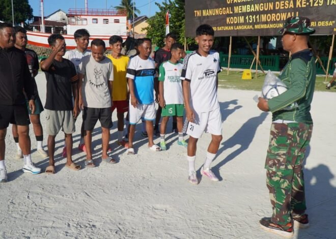 Satgas TMMD Serahkan Bantuan Bola Kaki kepada Karang Taruna Desa Umbele