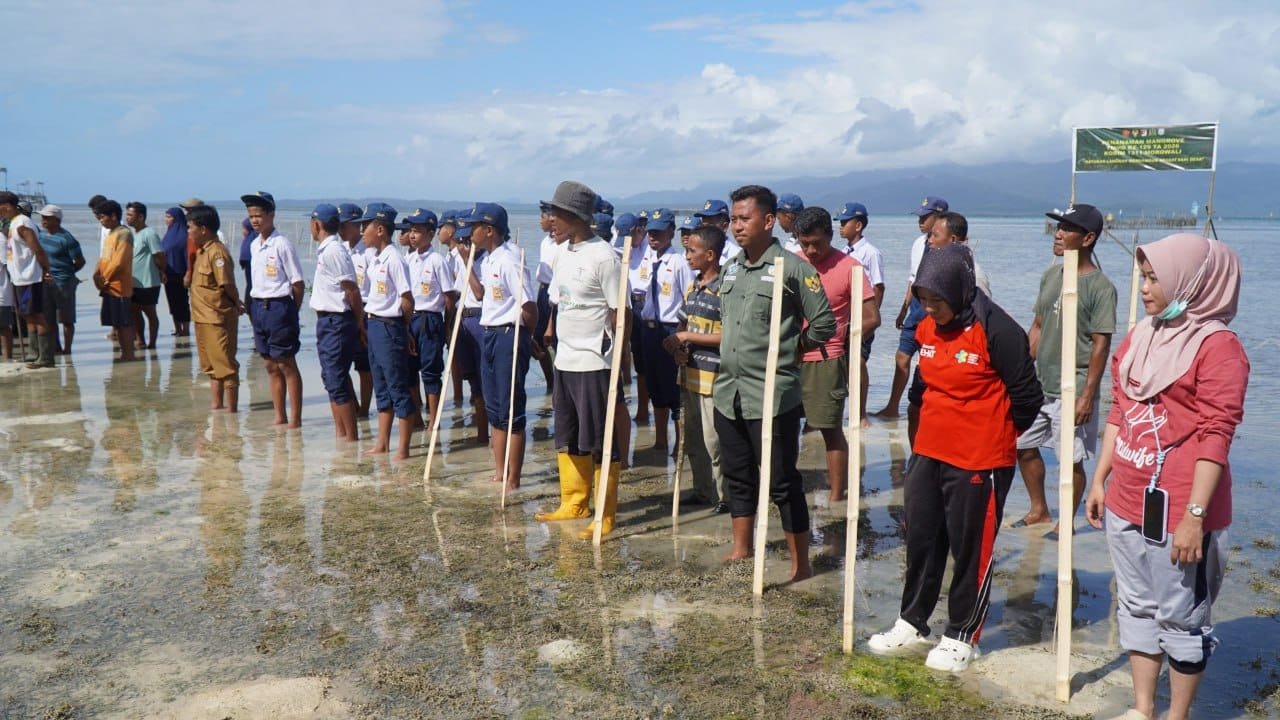 Masyarakat Kepulauan Umbele Antusias Ikuti Penanaman Pohon Mangrove Bersama Satgas TMMD Ke-129