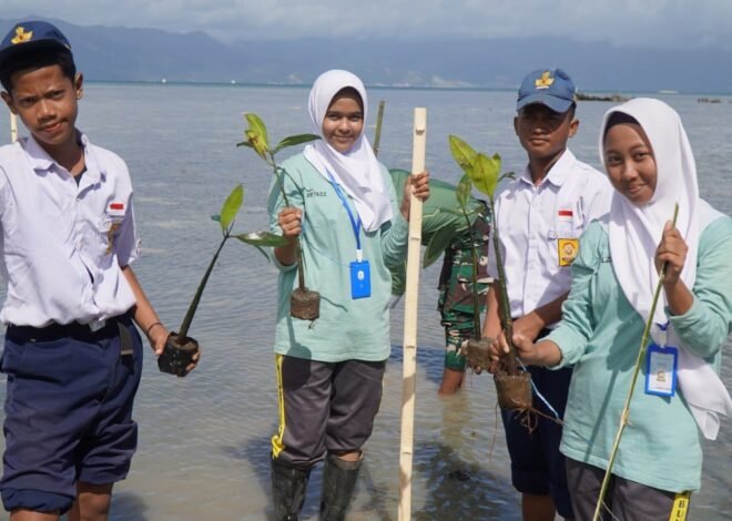 Siswa SMP Negeri 2 Umbele Antusias Ikuti Penanaman Mangrove Bersama Satgas TMMD Ke-129